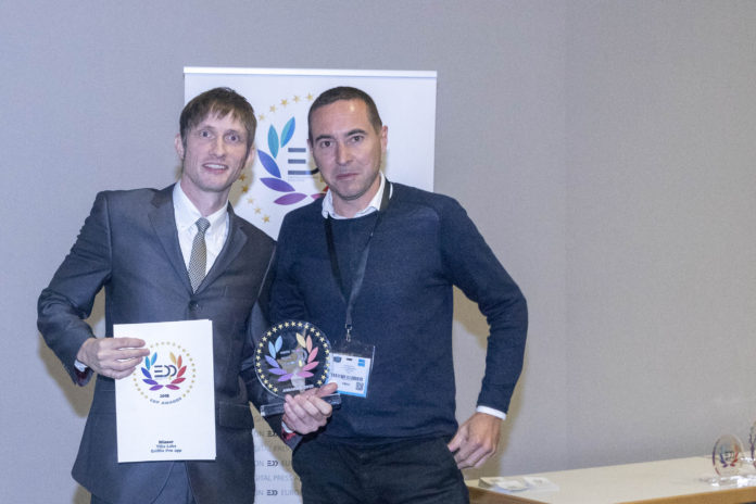 9ef9c76a-3908-46d0-8dc6-12c008c6b80b Scott More, Chief Technology Officer and Co-founder of Tilia Labs Inc., receives the EDA Award for workflow technology from Lorenzo Villa of Italia Publishers.