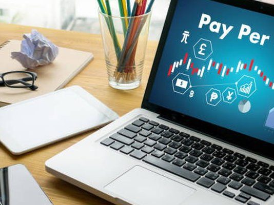 Understanding The Similarities And Differences Between Online And DOOH Advertising Understanding The Similarities And Differences Between Online And DOOH Advertising